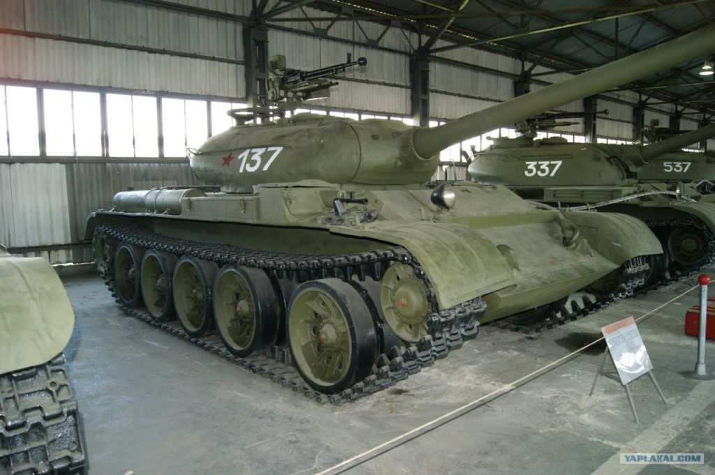 T-54-1 in un museo. Si notano le mitragliatrici laterali sopra il treno di rotolamento e la torretta simile a quella del T-34/85.