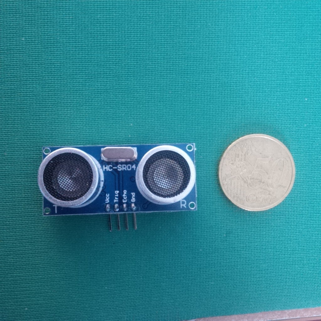 Sensore ultrasuoni HC SR04. È il più economico sensore disponibile in rete (costa pochi euro) e programmabile tramite Arduino.